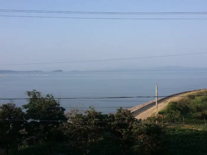 바다가 보이는 언덕길과 푸른 하늘.