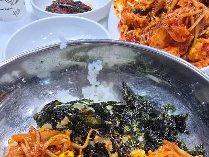 식당 내부와 밑반찬 모습