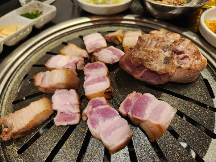 다양한 두께와 모양의 돼지고기 덩어리들