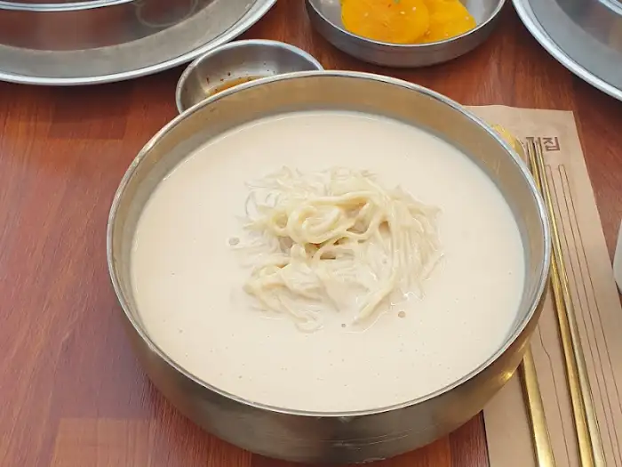 진하고 걸쭉한 콩국수