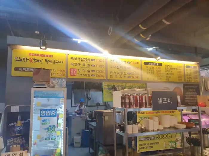 가게 외부에 걸린 메뉴판