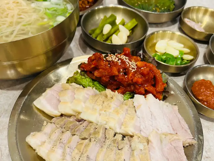 푸짐하고 정갈하게 차려진 보쌈정식 한상