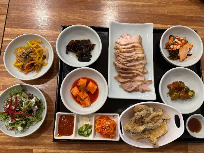 푸짐하게 차려진 일품 이로정 한상차림