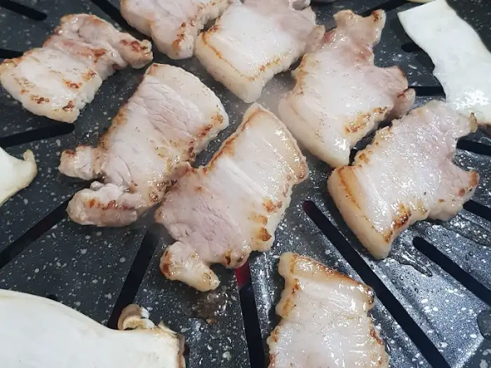 잘 익은 삼겹살 조각들