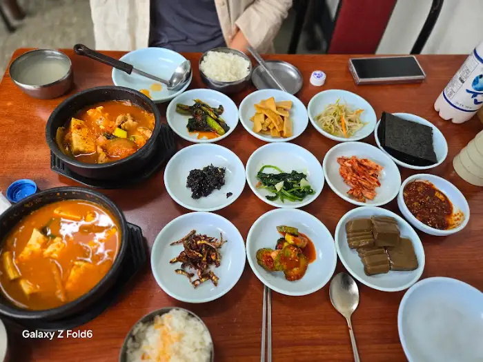 푸짐하게 차려진 한상차림