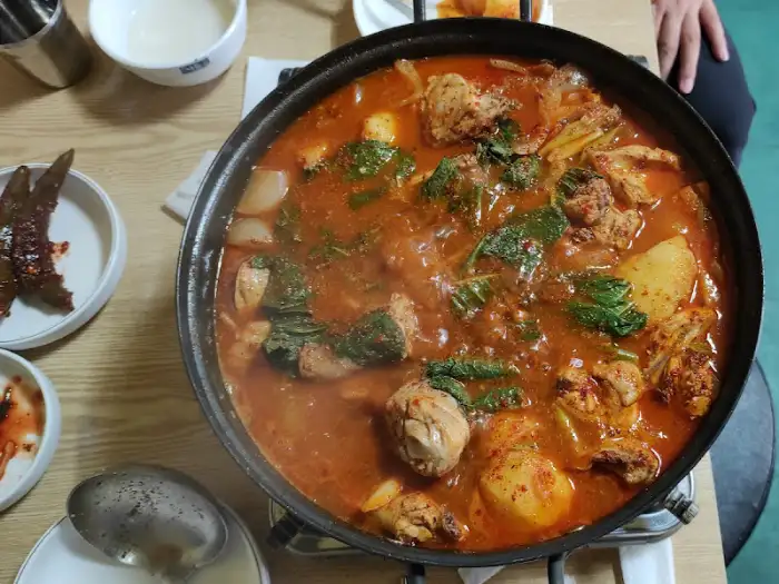 김치찌개 또는 닭볶음탕