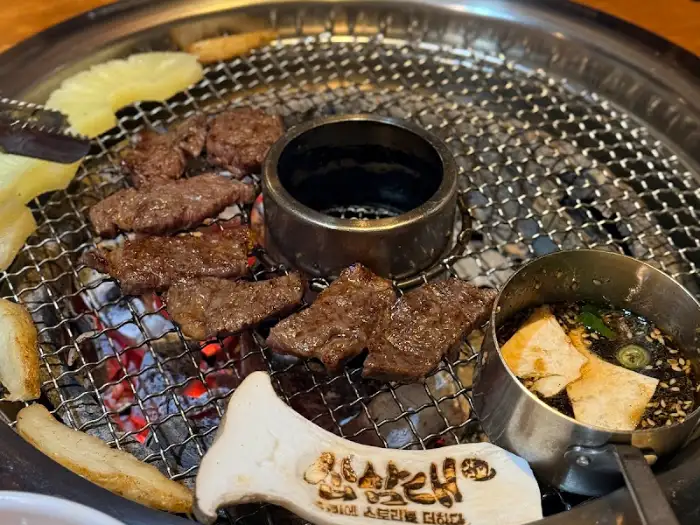 숯불 위에서 구워지는 고기