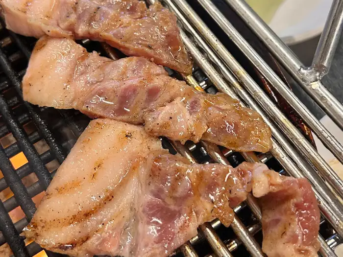 그릴 위에 올라간 특수부위 고기들이 맛있게 익어가고 있습니다.