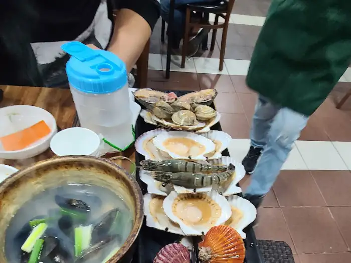 푸짐한 조개구이와 해산물 라면이 함께 나온 식탁