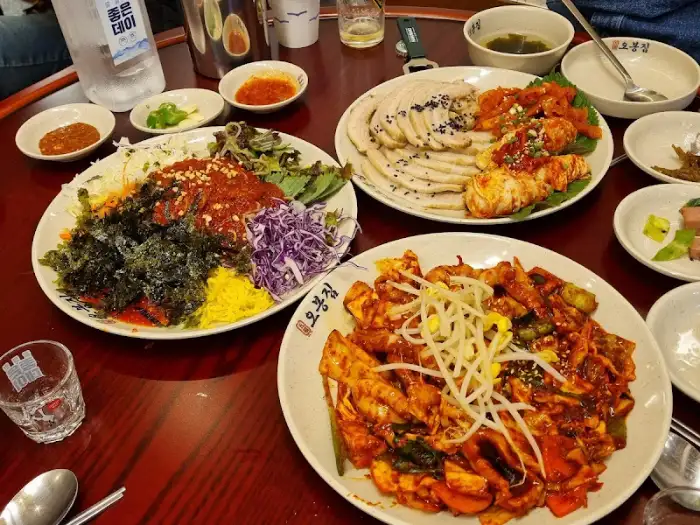 푸짐하게 차려진 식탁
