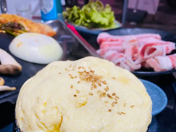 계란찜과 곁들여진 음식