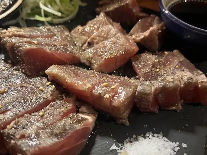 잘 익은 참치 타다키 조각들