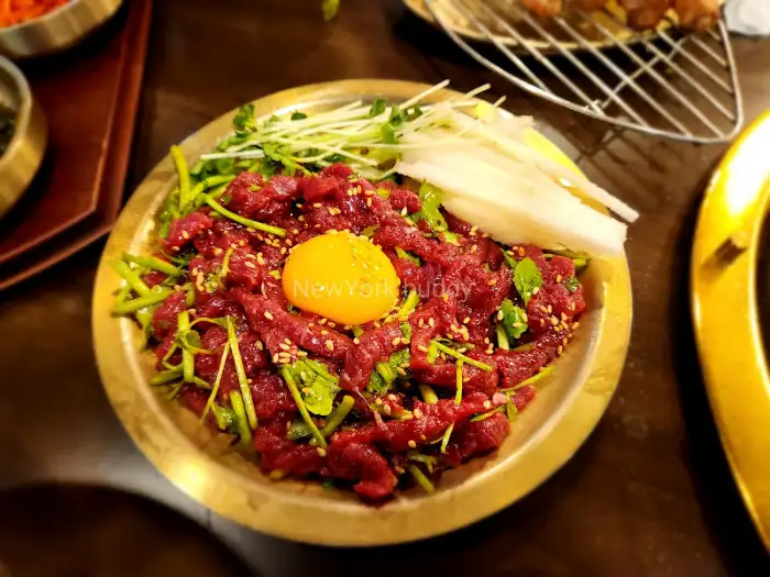 신선한 육회 위에 노른자가 올려진 모습
