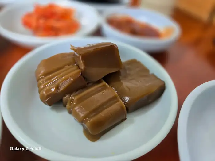 식혜로 만든 듯한 갈색 젤리 디저트