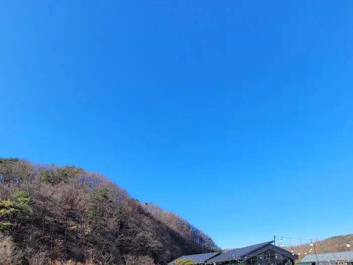 산과 건물