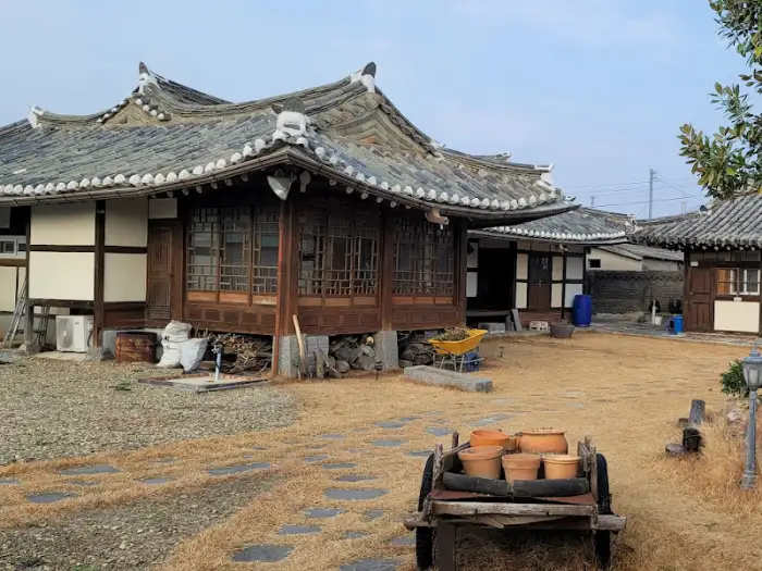 전통 기와집의 외부 모습