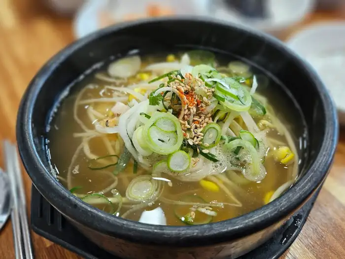 국물이 꽉 찬 콩나물국밥
