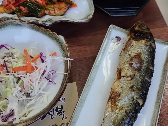 잘 구워진 생선과 샐러드