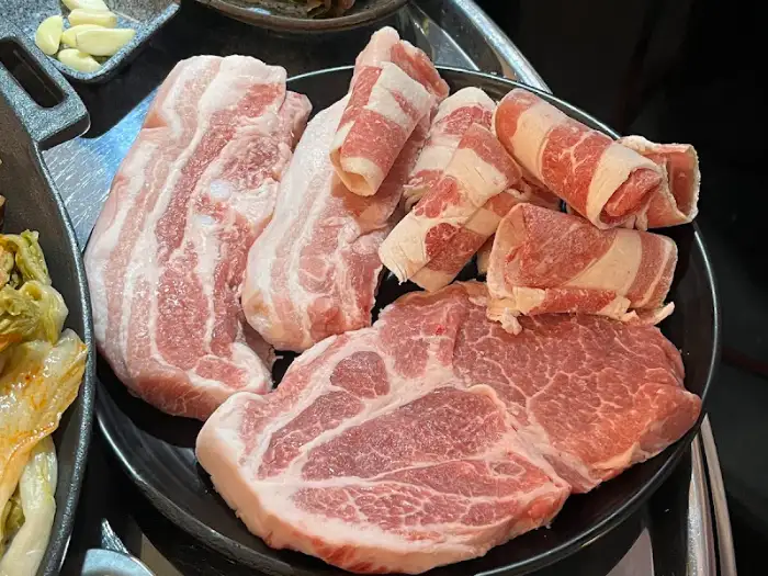 다양한 돼지고기 부위가 담긴 접시