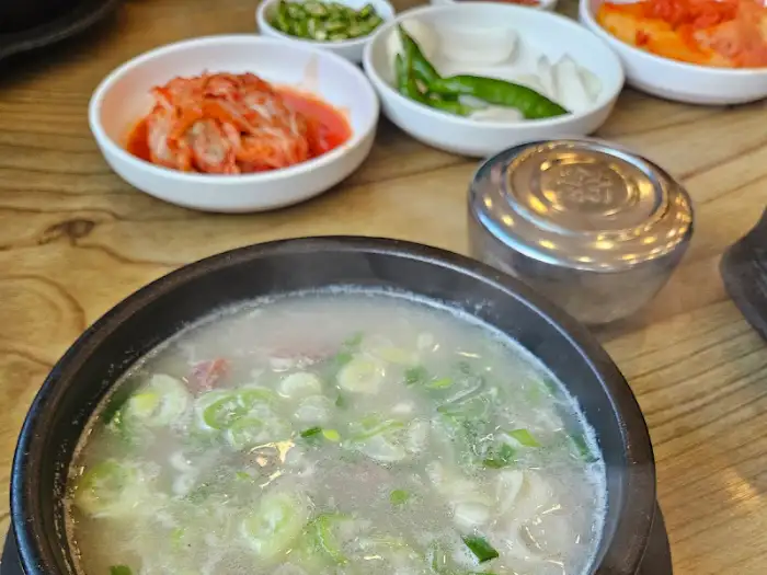 뚝방촌 국밥과 밑반찬
