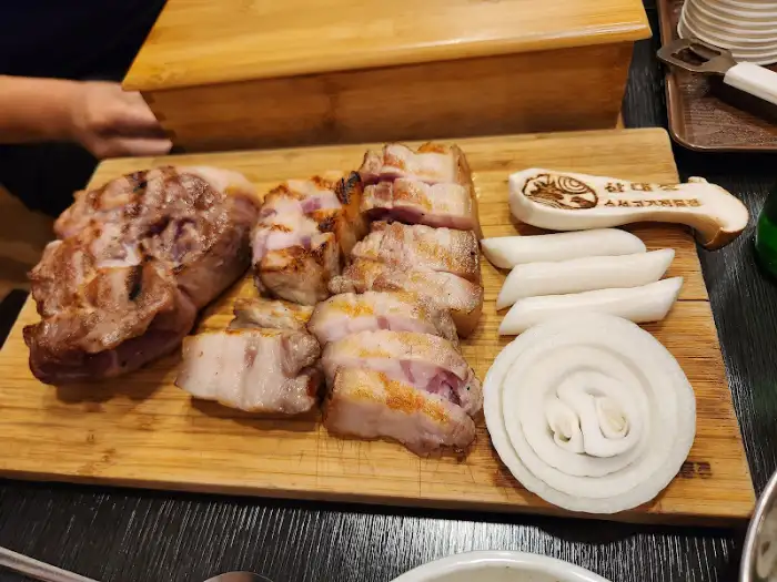 잘 구워진 삼겹살과 떡, 양파 조각