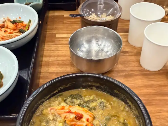 식탁 위에 놓인 김치와 밥그릇