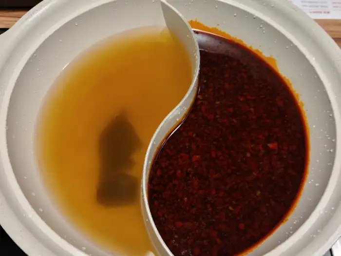 맑은 육수와 붉은 마라 육수가 담긴 반반 냄비