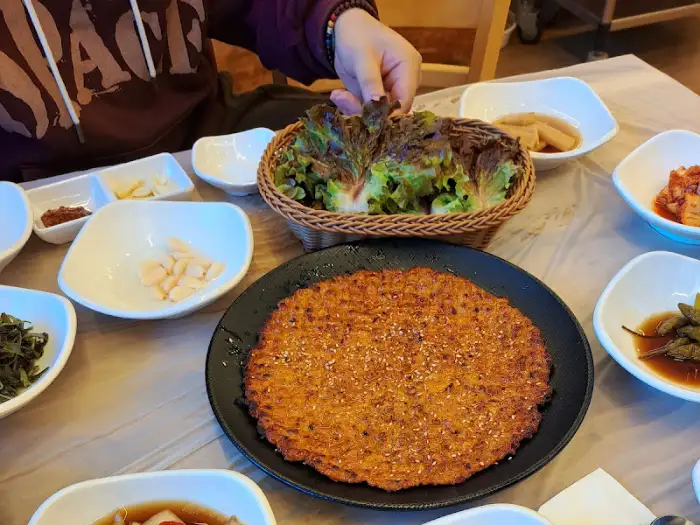 테이블에 차려진 푸짐한 한상 차림