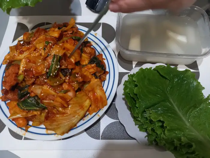 닭갈비와 쌈채소, 그리고 물김치
