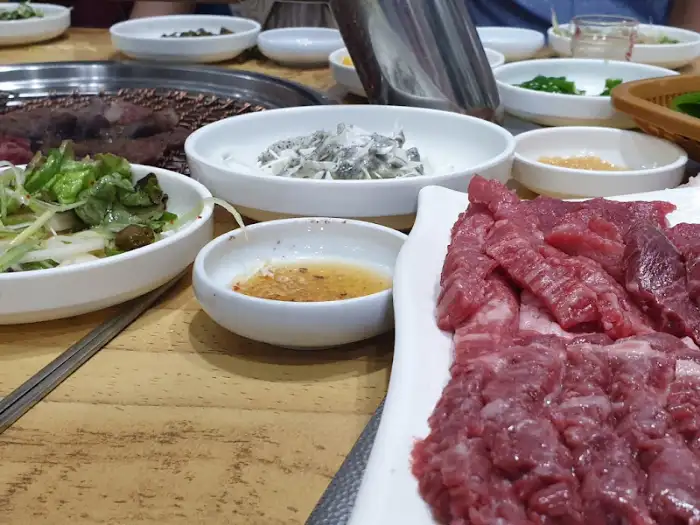 다양한 밑반찬과 신선한 고기