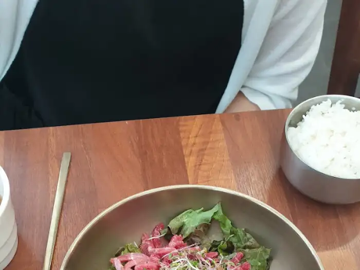 육회비빔밥과 함께 나온 밥과 국