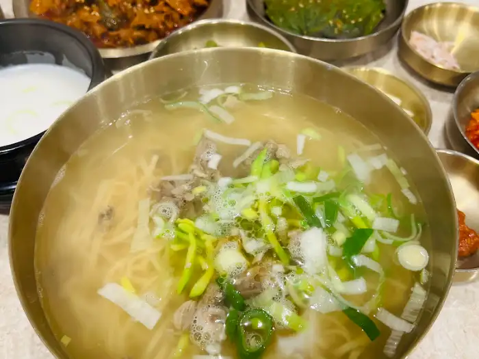 진한 국물의 안동국시
