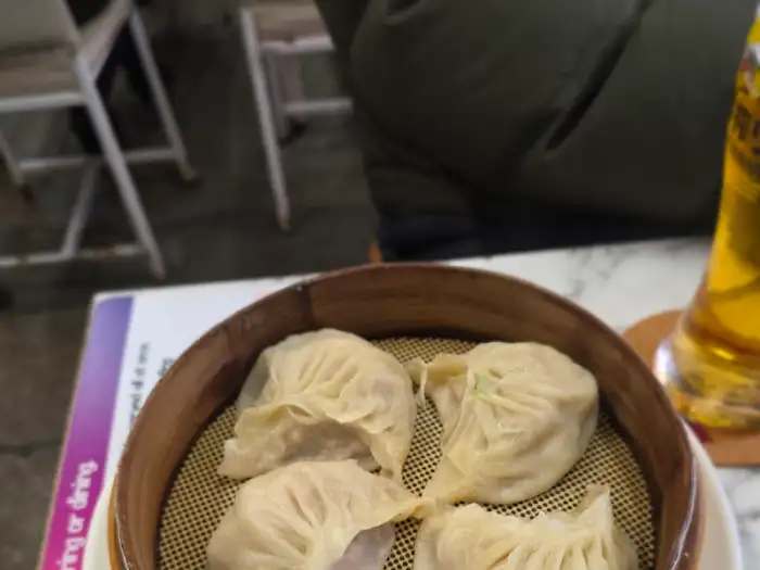 김이 살짝 피어오르는 고기만두들이 찜기에 담겨 있다.