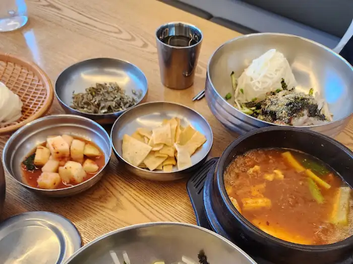 테이블에 차려진 다양한 음식들