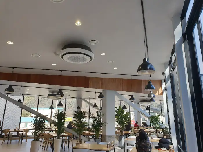 식당 내부 테이블과 조명