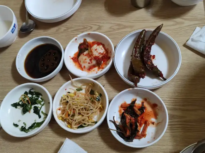다양한 종류의 장아찌와 겉절이