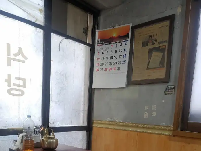벽에 걸린 달력과 액자