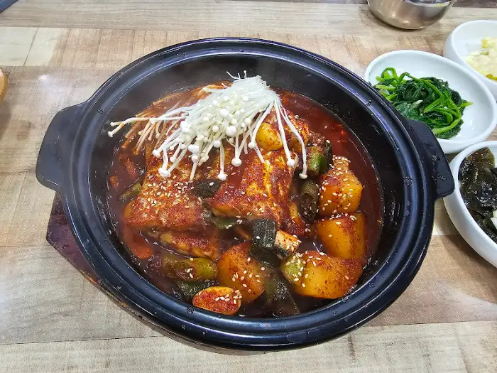 따뜻하게 끓고 있는 갈치조림