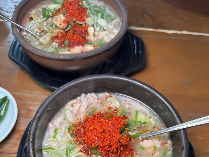 두 그릇의 돼지국밥