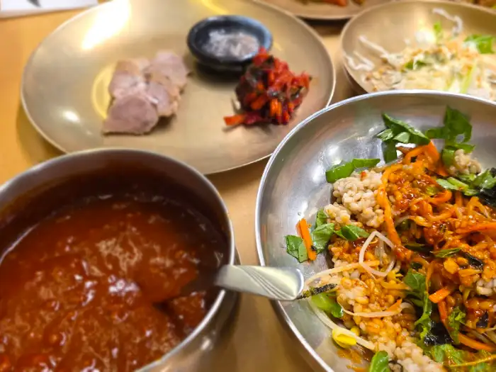 비빔밥 재료와 비벼 먹는 모습