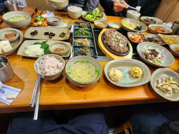 다양한 반찬과 밥