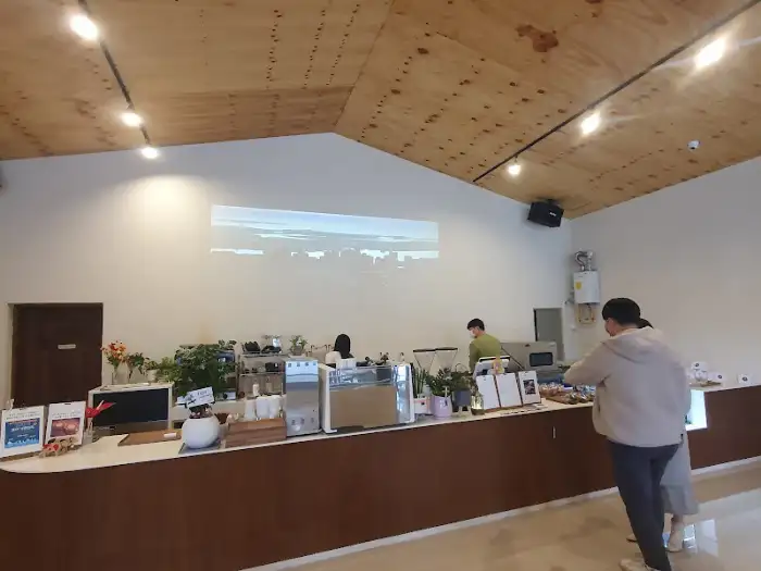 카페 내부 카운터와 직원들이 분주하게 일하는 모습