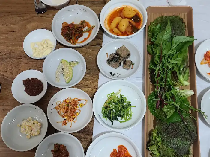 다양한 밑반찬과 쌈 채소