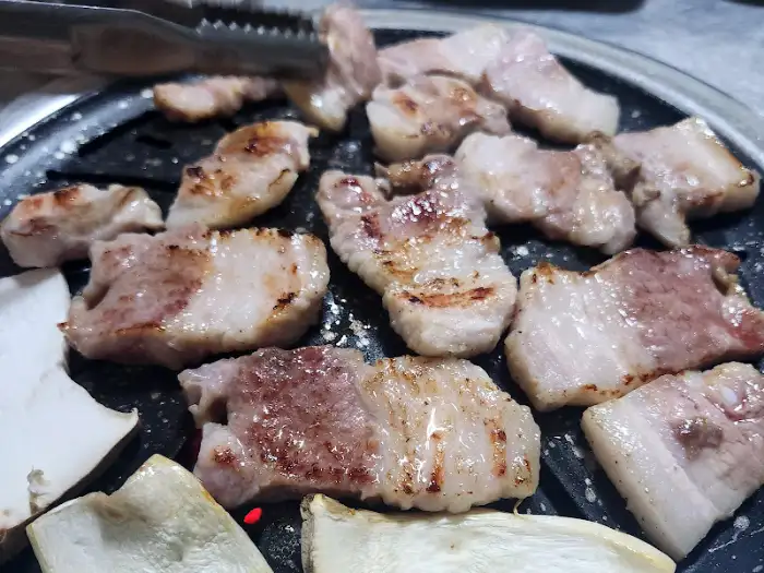 다양한 재료와 함께 쌈으로 즐기는 삼겹살