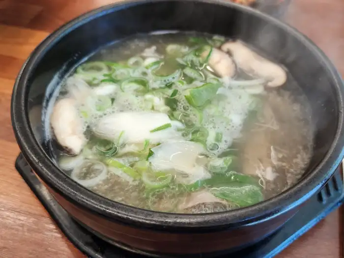 푸짐한 건더기가 돋보이는 곰탕 클로즈업