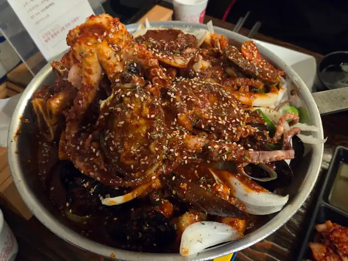 메인 찜의 푸짐함은 단연 압도적이었다. 닭 한 마리가 통째로 들어간 듯한 비주얼에, 큼직한 낙지와 갖가지 해산물, 뼈째 발라 먹는 소갈비까지. 보기만 해도 군침이 도는 광경이었다.