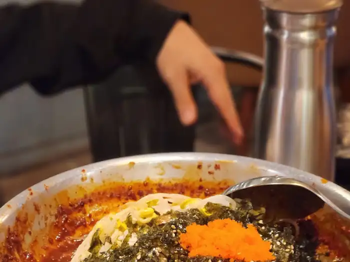 매콤한 국물 위에 밥과 각종 해산물, 김가루 등이 듬뿍 올라간 볶음밥. 쓱쓱 비벼 먹으면 어느새 빈 접시를 마주하게 된다.
