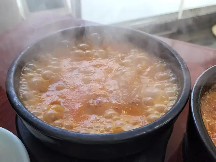 김이 모락모락 나는 뜨거운 청국장