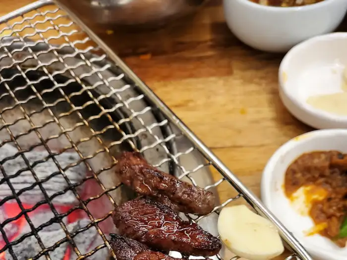 숯불 위에 구워지는 소고기