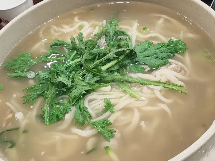 신선한 채소가 얹어진 칼국수 모습